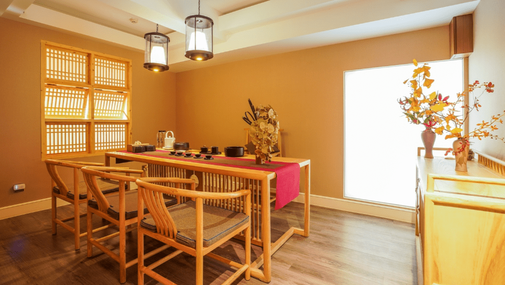 鬧市一隅新中式茶館 倉儲服務何以成年輕人新寵？